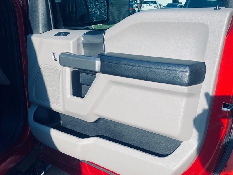 Ford F-150 Vehicle Full-screen Gallery Image 18