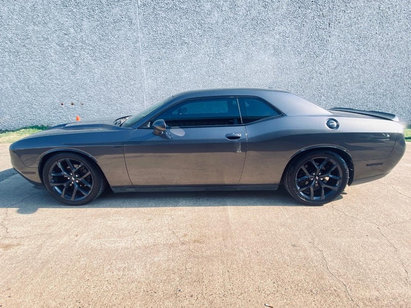 Dodge Challenger Vehicle Full-screen Gallery Image 02