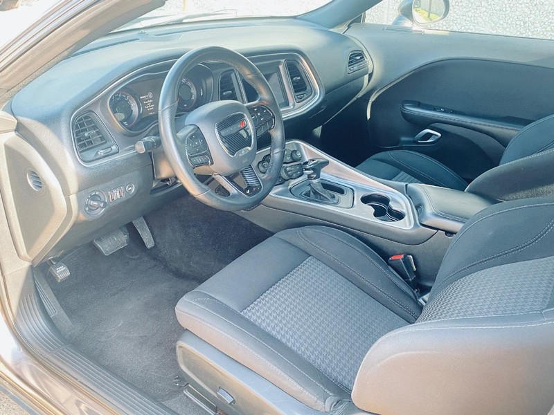 Dodge Challenger Vehicle Full-screen Gallery Image 12
