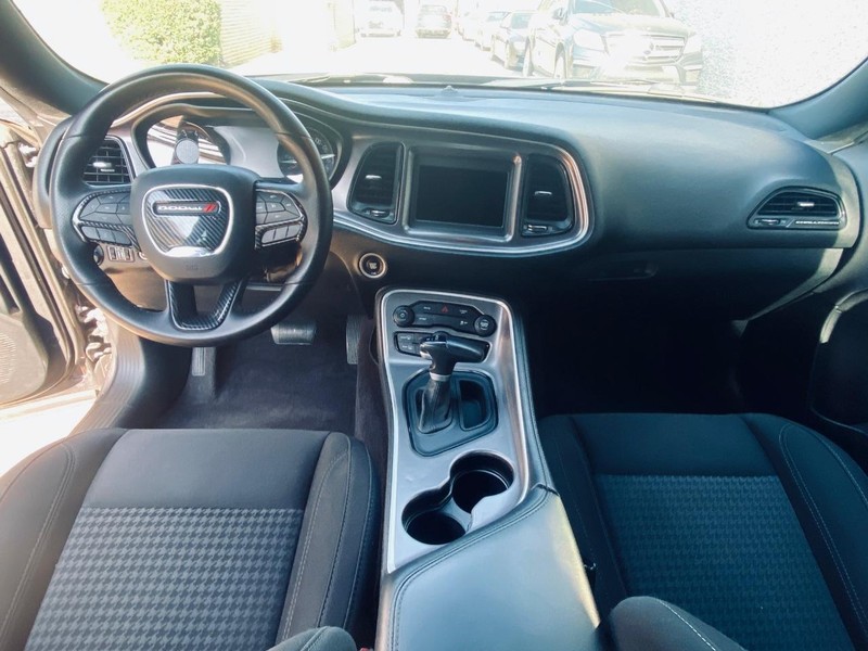 Dodge Challenger Vehicle Full-screen Gallery Image 14