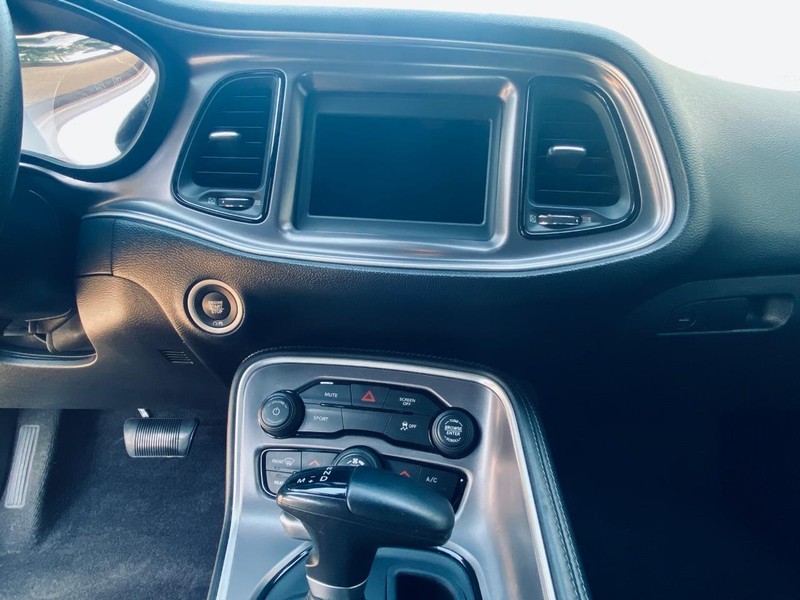 Dodge Challenger Vehicle Full-screen Gallery Image 16