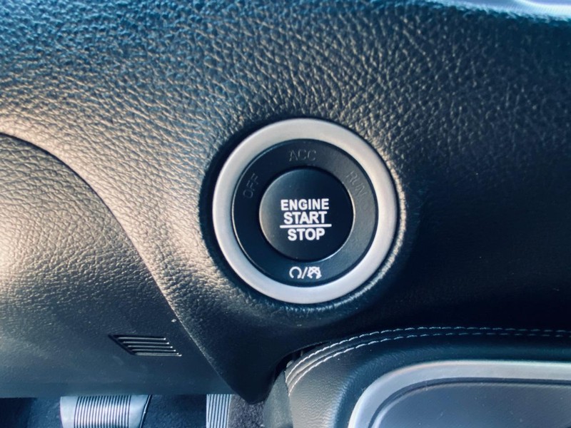 Dodge Challenger Vehicle Full-screen Gallery Image 17