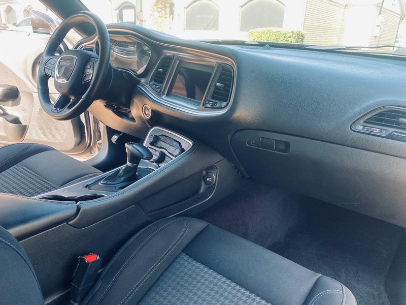 Dodge Challenger Vehicle Full-screen Gallery Image 21