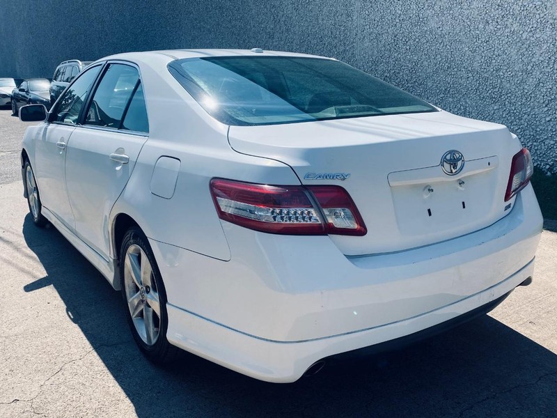 Toyota Camry Vehicle Full-screen Gallery Image 03