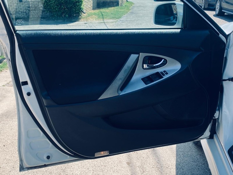 Toyota Camry Vehicle Full-screen Gallery Image 11