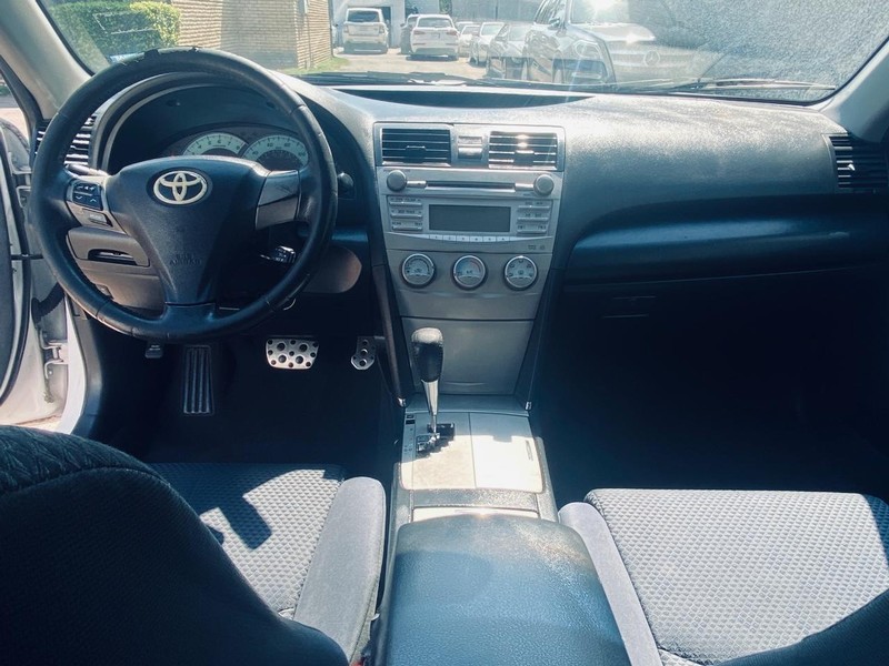 Toyota Camry Vehicle Full-screen Gallery Image 14