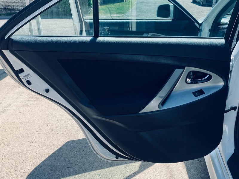 Toyota Camry Vehicle Full-screen Gallery Image 16