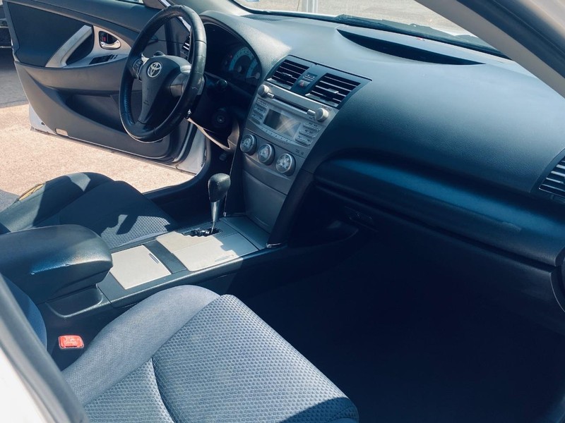 Toyota Camry Vehicle Full-screen Gallery Image 17