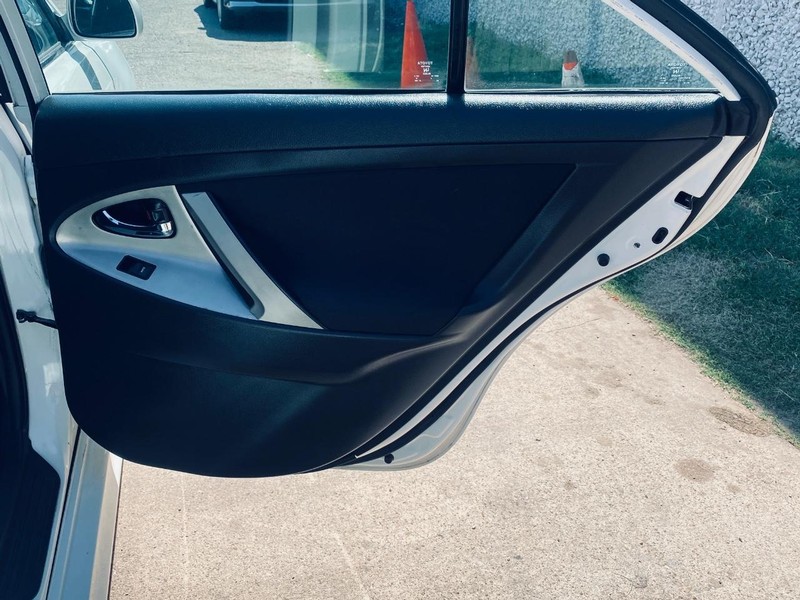 Toyota Camry Vehicle Full-screen Gallery Image 19