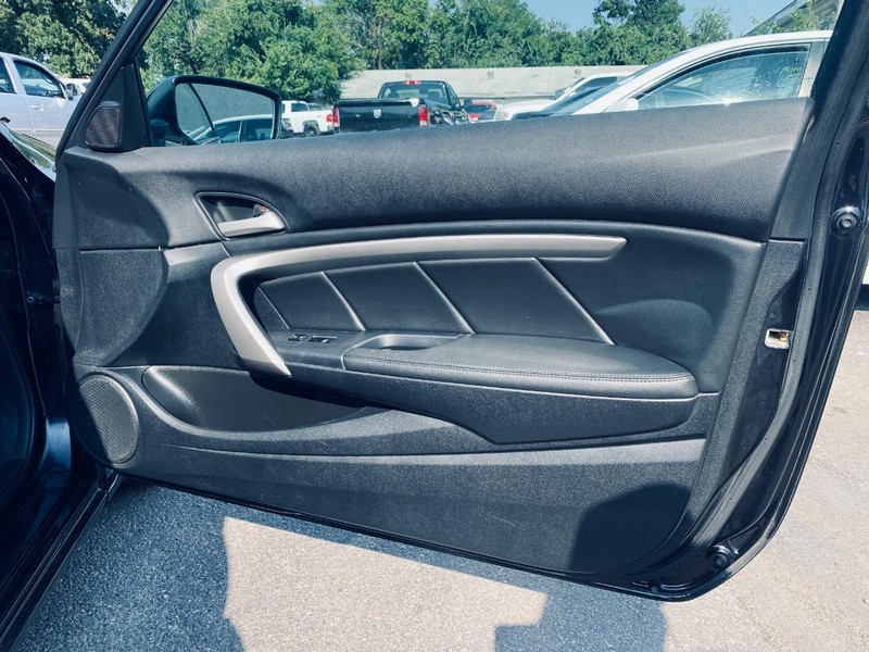 Honda Accord Coupe Vehicle Full-screen Gallery Image 17