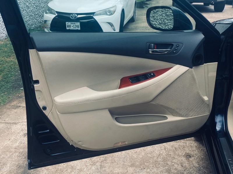 Lexus ES 350 Vehicle Full-screen Gallery Image 09