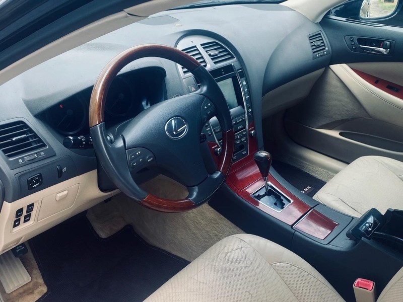 Lexus ES 350 Vehicle Full-screen Gallery Image 11