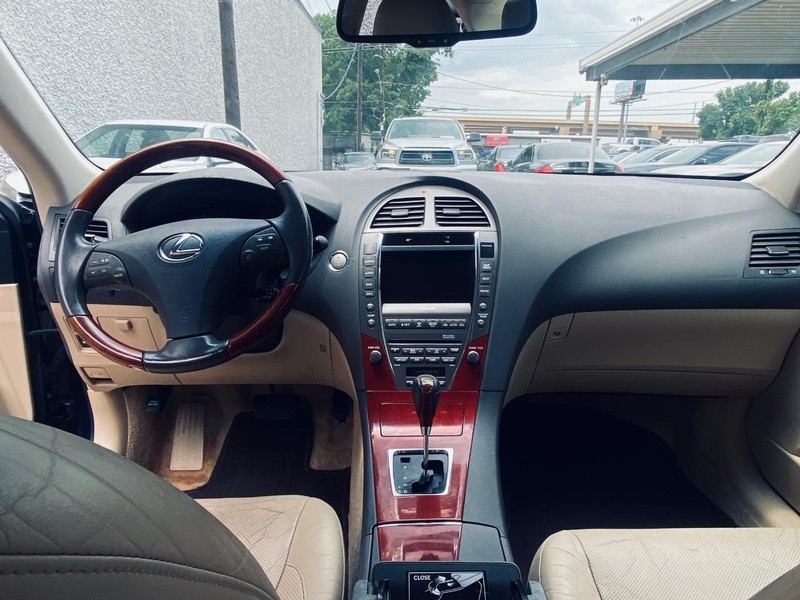 Lexus ES 350 Vehicle Full-screen Gallery Image 12