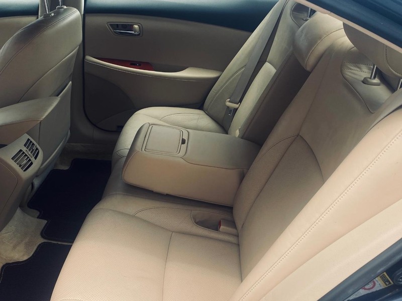 Lexus ES 350 Vehicle Full-screen Gallery Image 13