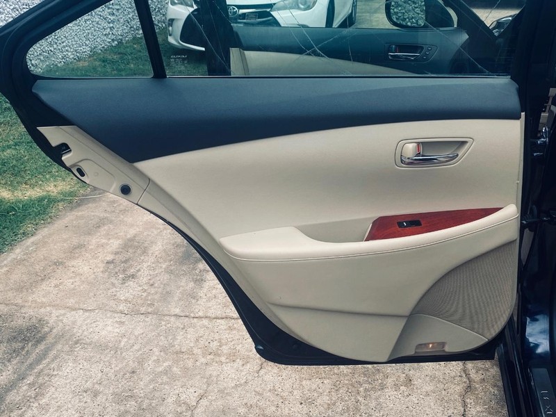Lexus ES 350 Vehicle Full-screen Gallery Image 14