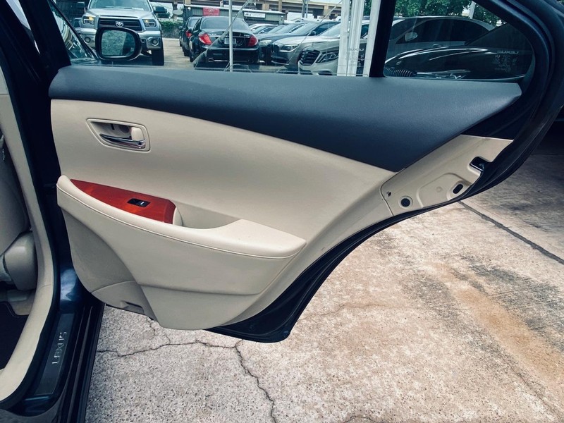Lexus ES 350 Vehicle Full-screen Gallery Image 16