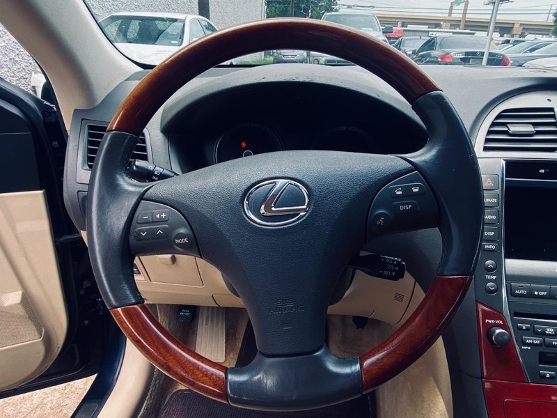 Lexus ES 350 Vehicle Full-screen Gallery Image 17