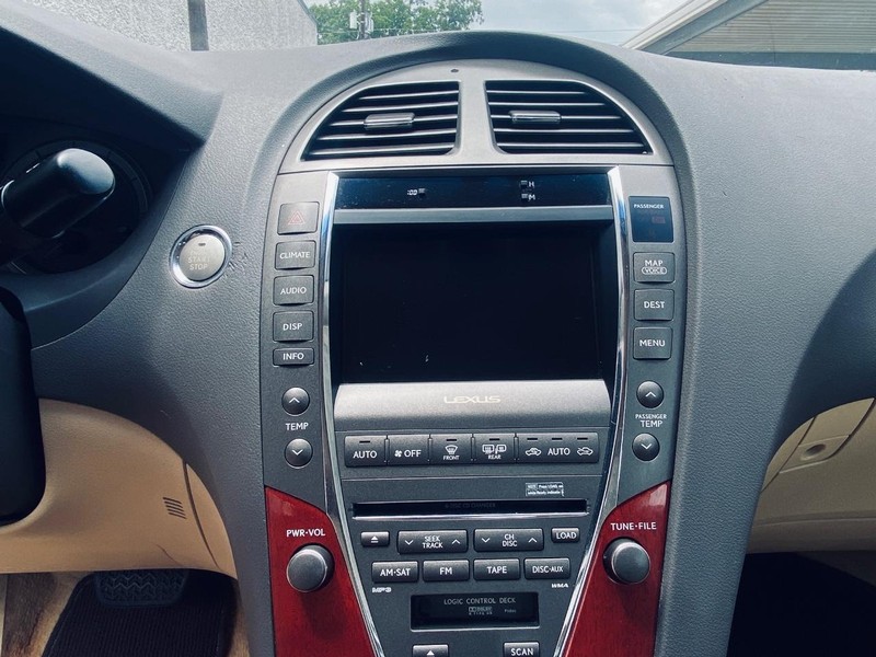 Lexus ES 350 Vehicle Full-screen Gallery Image 18