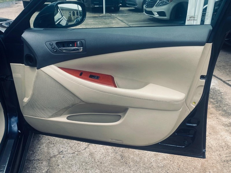 Lexus ES 350 Vehicle Full-screen Gallery Image 19