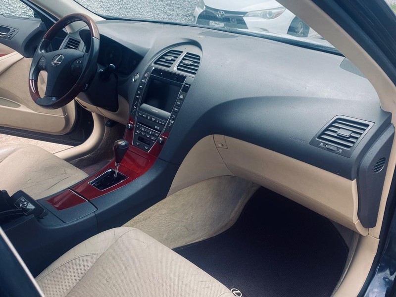 Lexus ES 350 Vehicle Full-screen Gallery Image 21