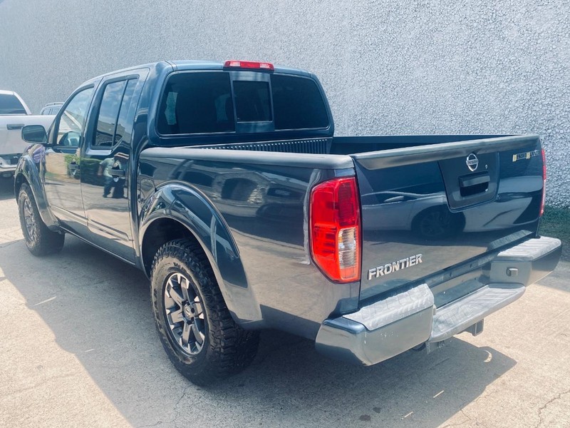 Nissan Frontier Vehicle Full-screen Gallery Image 03