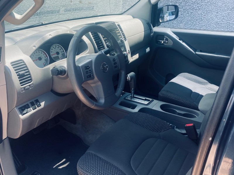 Nissan Frontier Vehicle Full-screen Gallery Image 11