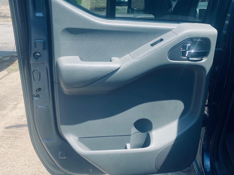 Nissan Frontier Vehicle Full-screen Gallery Image 12