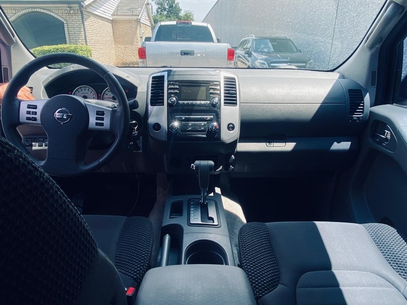 Nissan Frontier Vehicle Full-screen Gallery Image 14