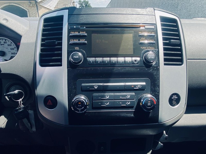 Nissan Frontier Vehicle Full-screen Gallery Image 16
