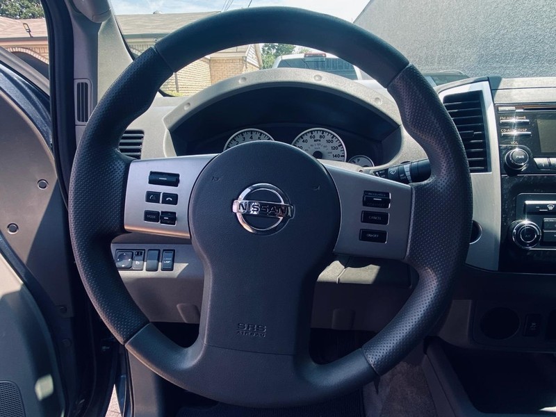 Nissan Frontier Vehicle Full-screen Gallery Image 17