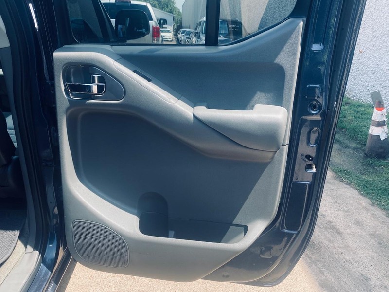 Nissan Frontier Vehicle Full-screen Gallery Image 18