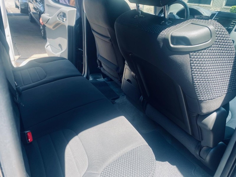 Nissan Frontier Vehicle Full-screen Gallery Image 19