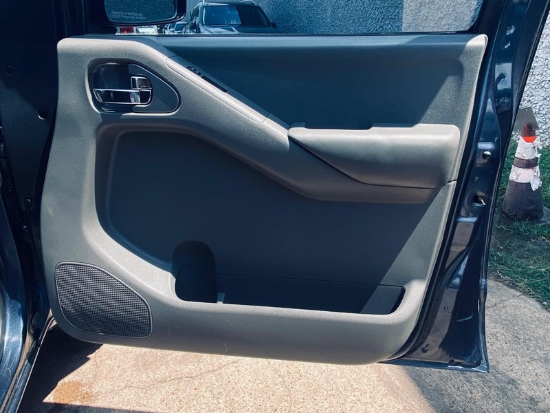Nissan Frontier Vehicle Full-screen Gallery Image 21