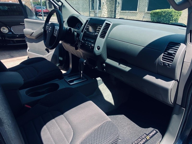 Nissan Frontier Vehicle Full-screen Gallery Image 22