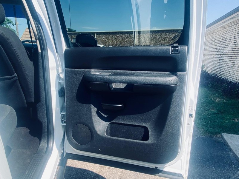 Chevrolet Silverado 1500 Vehicle Full-screen Gallery Image 18