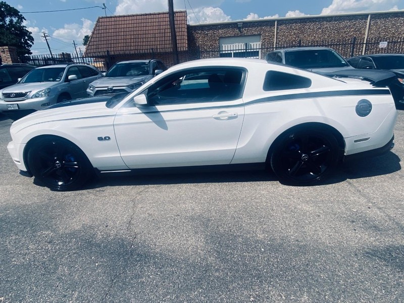 Ford Mustang Vehicle Full-screen Gallery Image 02