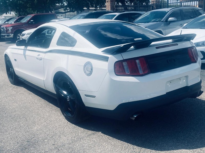 Ford Mustang Vehicle Full-screen Gallery Image 03