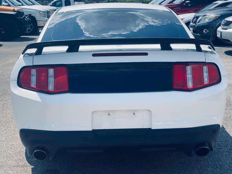 Ford Mustang Vehicle Full-screen Gallery Image 04