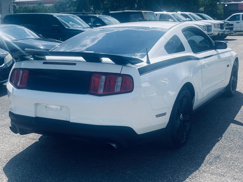 Ford Mustang Vehicle Full-screen Gallery Image 06