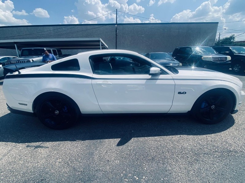 Ford Mustang Vehicle Full-screen Gallery Image 07