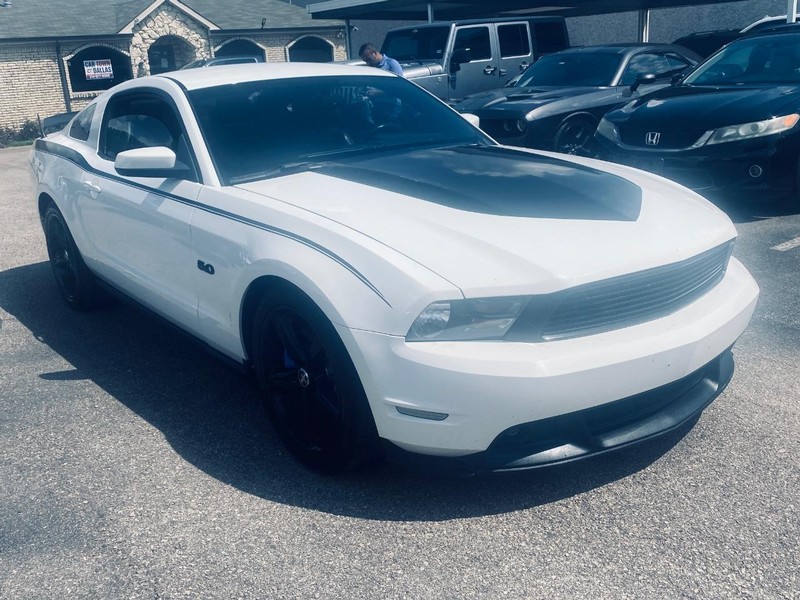 Ford Mustang Vehicle Full-screen Gallery Image 08