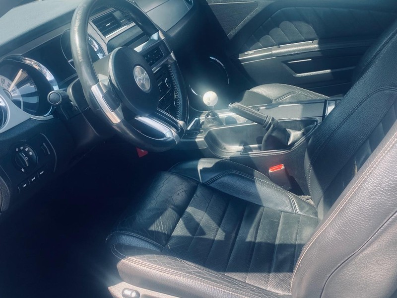 Ford Mustang Vehicle Full-screen Gallery Image 14