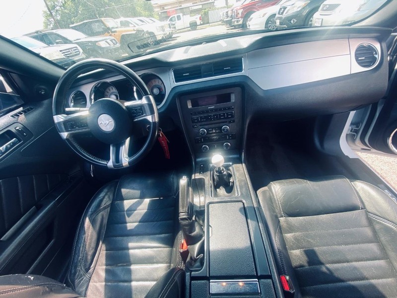 Ford Mustang Vehicle Full-screen Gallery Image 17