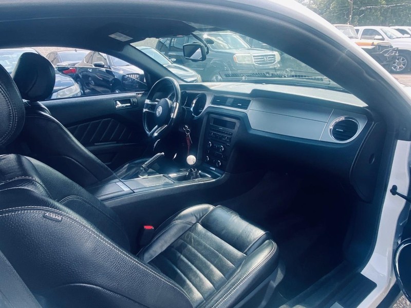 Ford Mustang Vehicle Full-screen Gallery Image 18