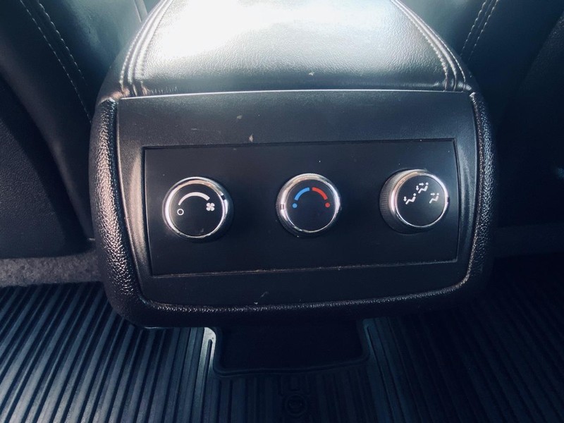 Buick Enclave Vehicle Full-screen Gallery Image 19