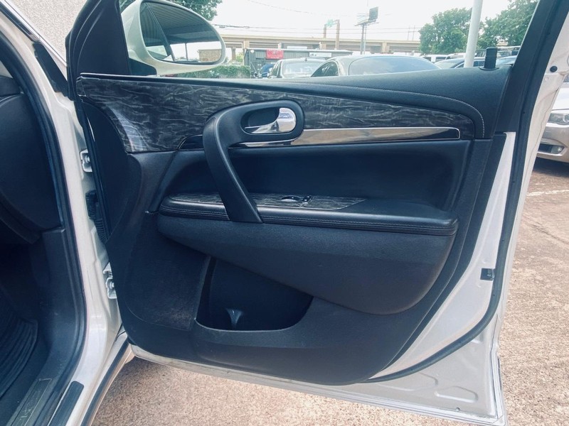 Buick Enclave Vehicle Full-screen Gallery Image 26