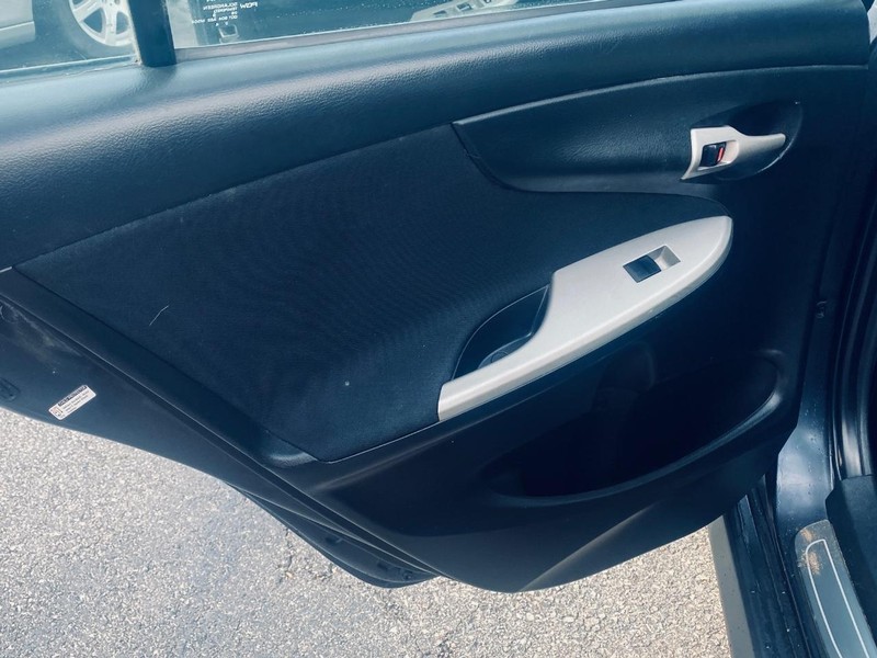 Toyota Corolla Vehicle Full-screen Gallery Image 08