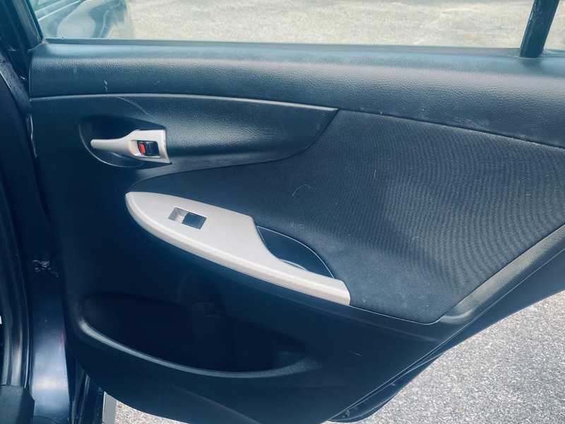Toyota Corolla Vehicle Full-screen Gallery Image 12