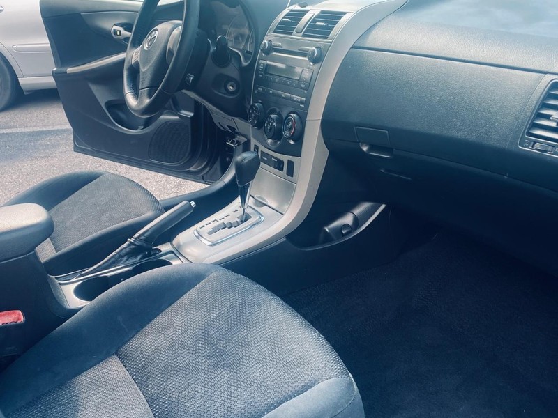 Toyota Corolla Vehicle Full-screen Gallery Image 14
