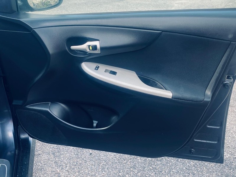Toyota Corolla Vehicle Full-screen Gallery Image 16